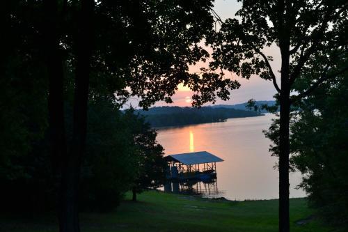 Anchor Inn On The Lake Bed And Breakfast Бренсън Екстериор снимка